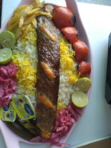 عکس تهیه غذای پسر شجاع