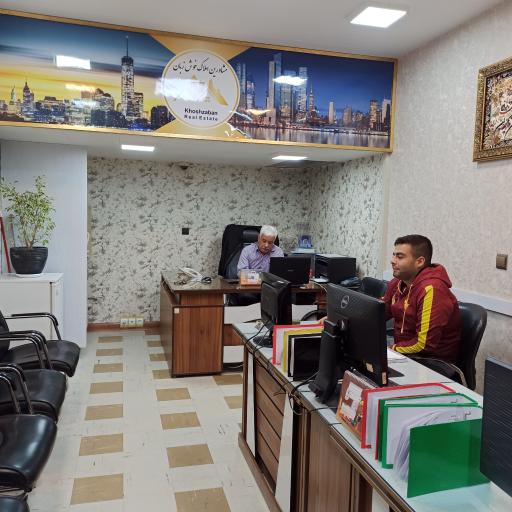 عکس مشاورین املاک خوش زبان
