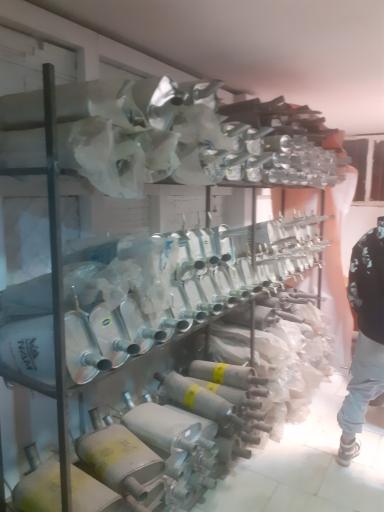 عکس سازنده انواع درب و پنجره آلومینیوم و upvc