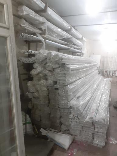 عکس سازنده انواع درب و پنجره آلومینیوم و upvc