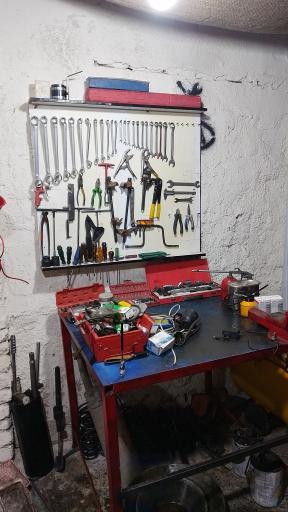 عکس تعمیرگاه اتومبیل خارجی و شارژ کمک فنر سالار