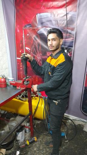 عکس تعمیرگاه اتومبیل خارجی و شارژ کمک فنر سالار