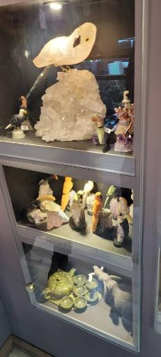 عکس کافه موزه سنگ و گوهر آمیتیس