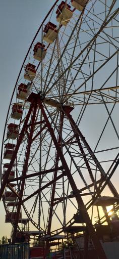 عکس چرخ و فلک دریاچه