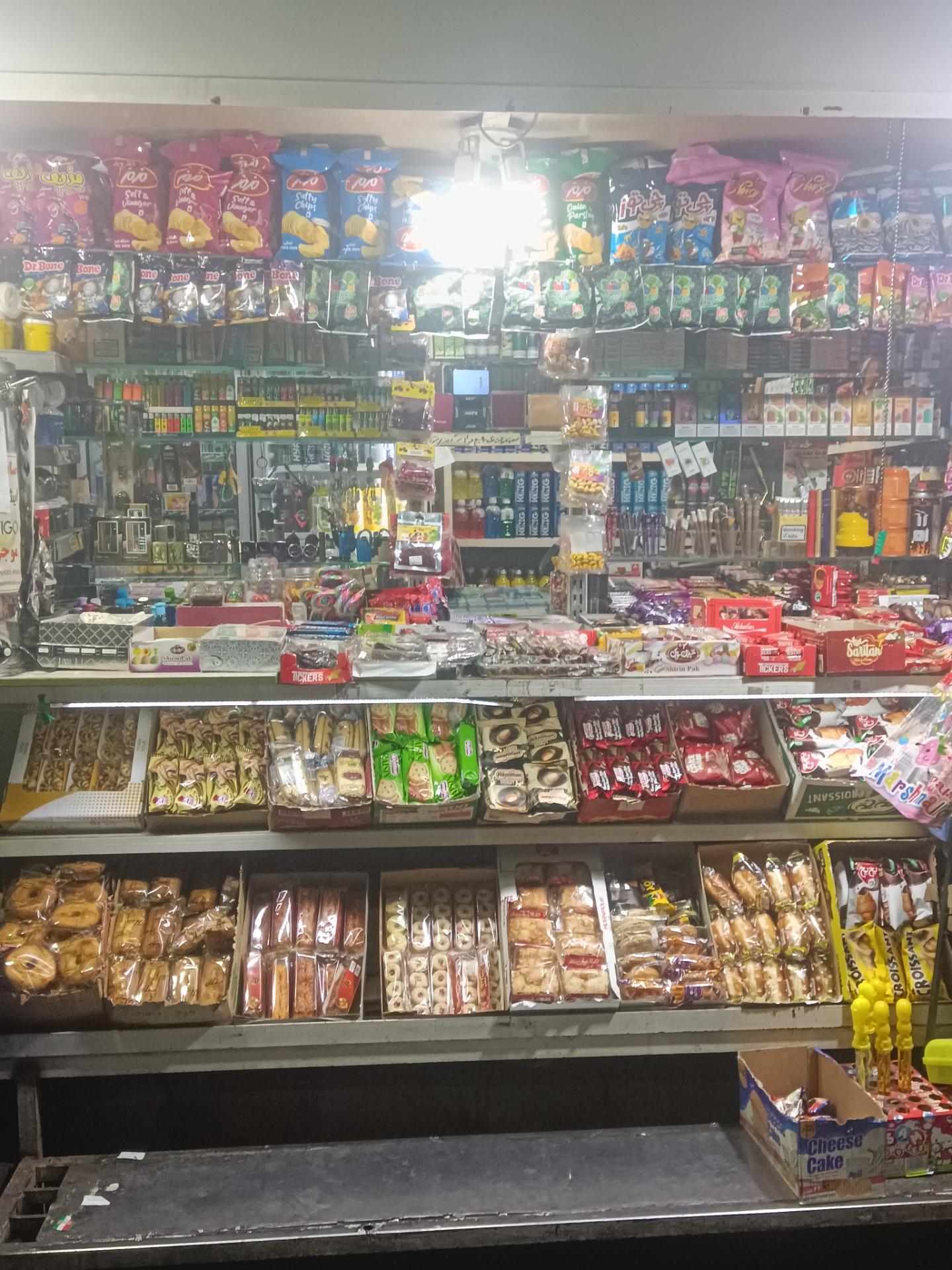 عکس دکه مطبوعاتی بهزاد