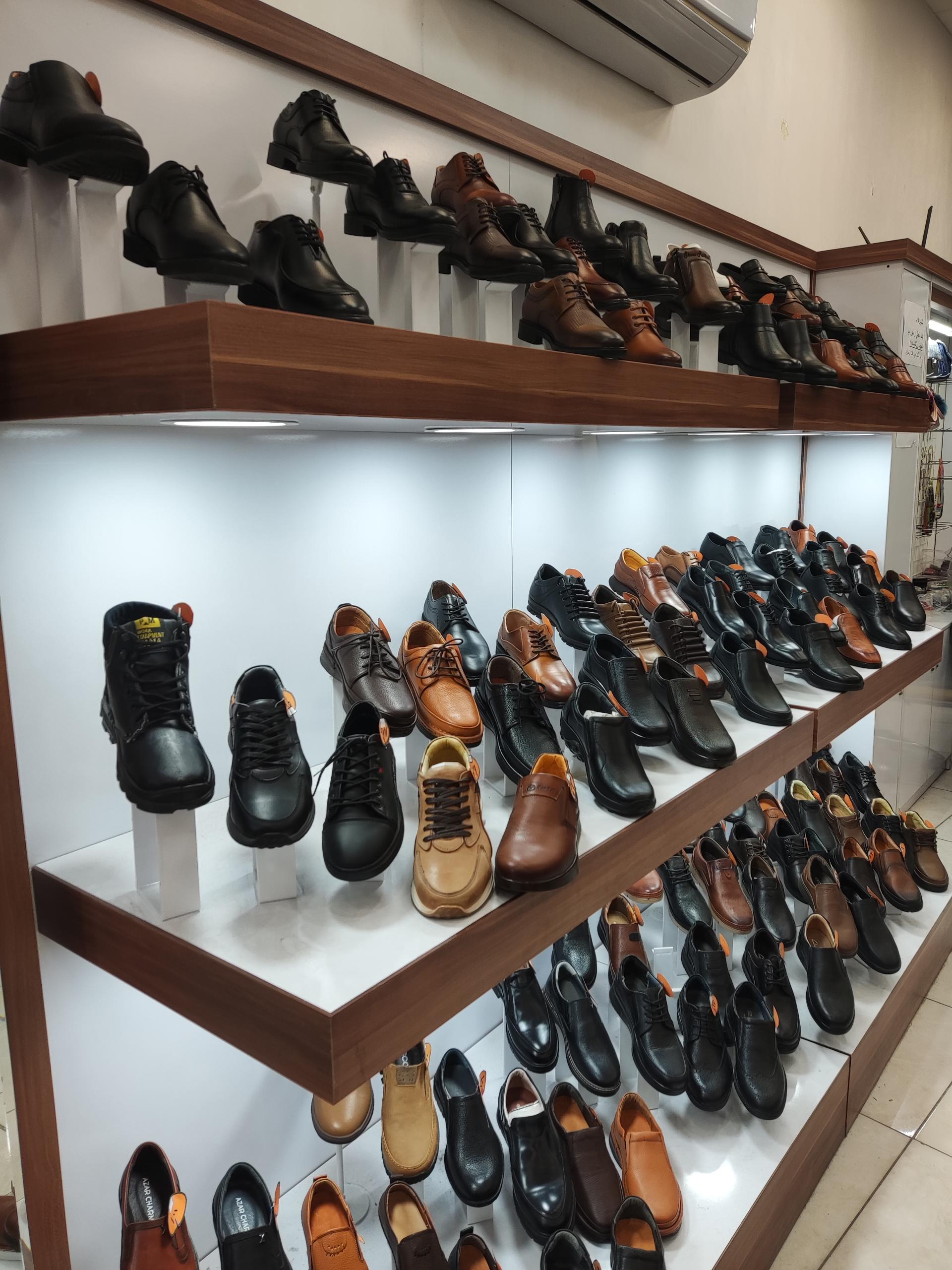 عکس کفش پا به پا