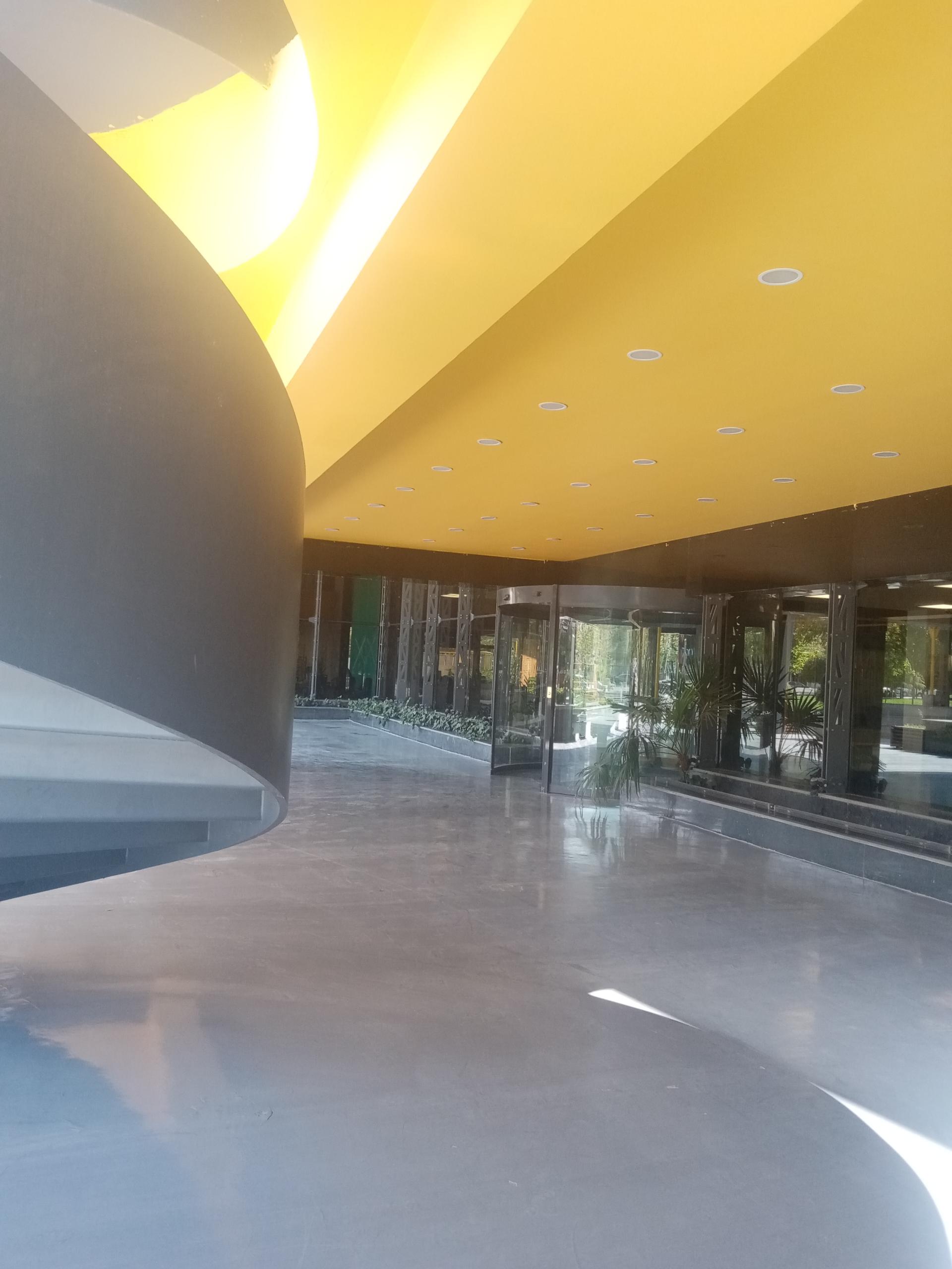 عکس در ورودی کارخانه نوآوری 