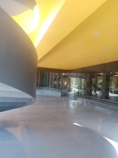 عکس در ورودی کارخانه نوآوری 