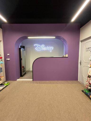 عکس خوشحالی فروشی دیزنی 