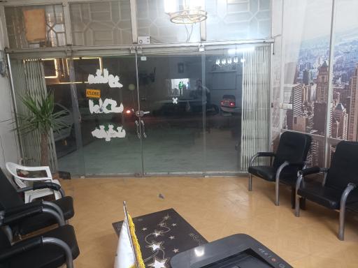 عکس مشاور املاک‌ حقیقت‌