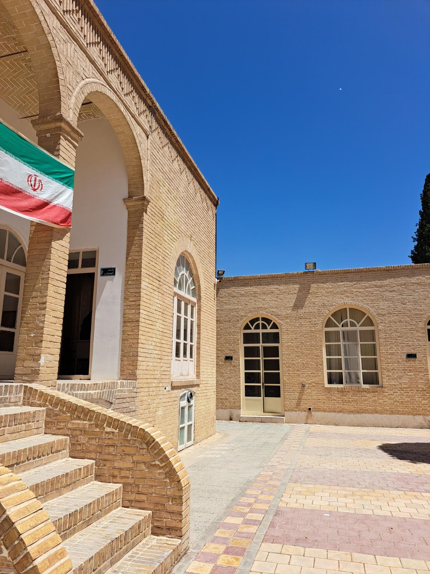 عکس هنرستان هنرهای زیبا دختران