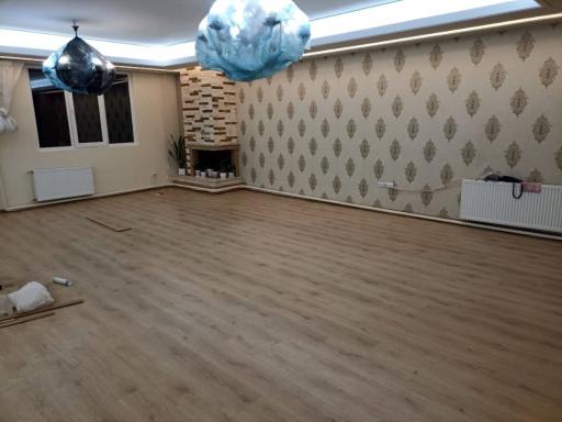 عکس پارکت و کاغذ دیواری بورسا