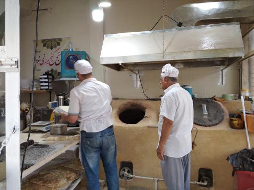 عکس نانوایی سنتی با تنور گِلی رزاق