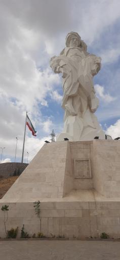 عکس مجسمه مقاومت کردستان
