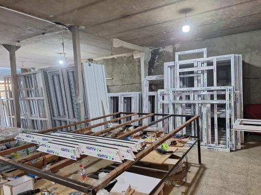 عکس گروه صنعتی درب و پنجره افق