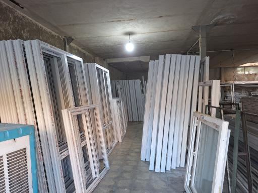 عکس گروه صنعتی درب و پنجره افق