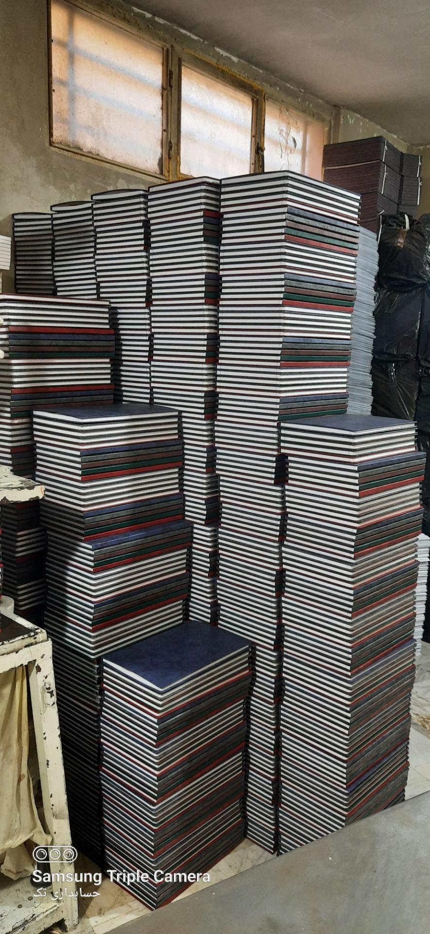 عکس صحافی و دفاتر حسابداری تک