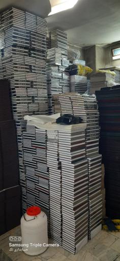 عکس صحافی و دفاتر حسابداری تک