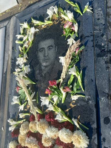 عکس مزار اسماعیل امینی