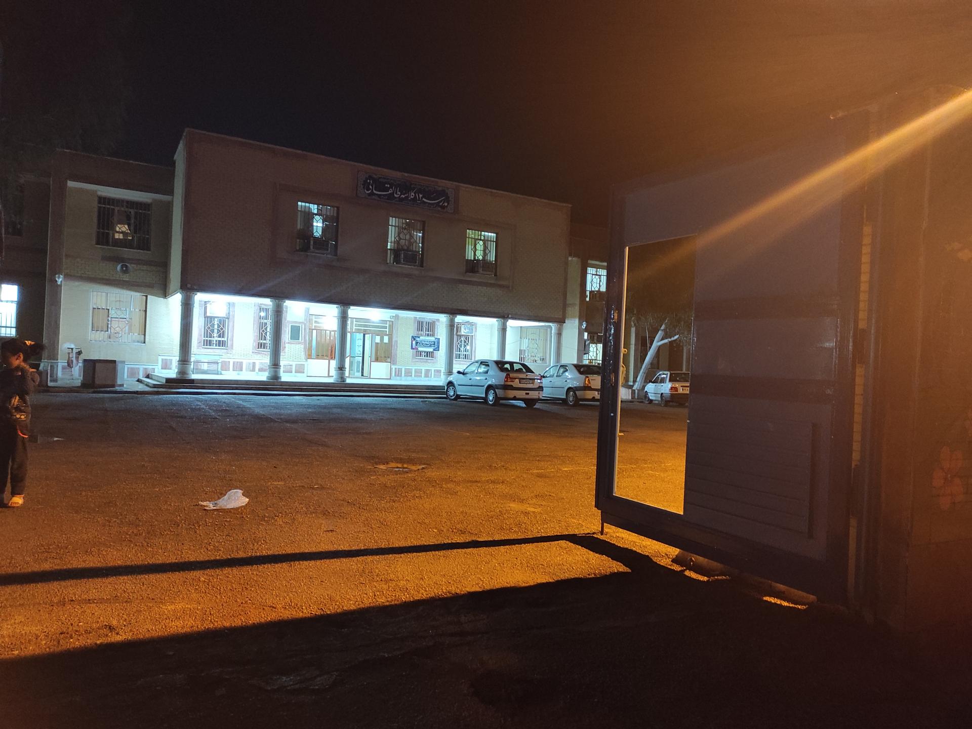 عکس مدرسه ۱۲ کلاسه طالقانی