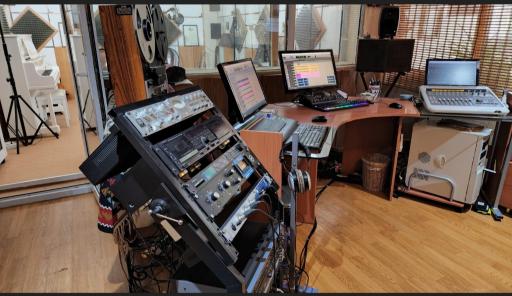 عکس استودیو چکاوک زنده رود