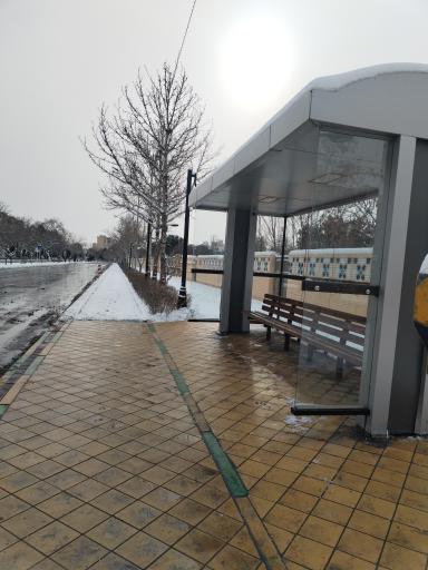 عکس ایستگاه اتوبوس ششصد دستگاه