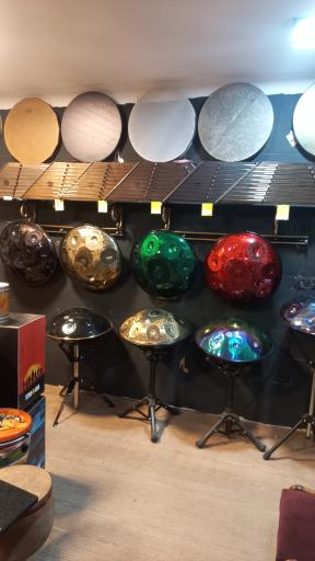 عکس فروشگاه لوازم موسیقی سازآوا