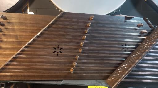 عکس فروشگاه لوازم موسیقی سازآوا