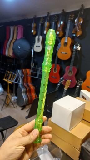 عکس فروشگاه لوازم موسیقی سازآوا