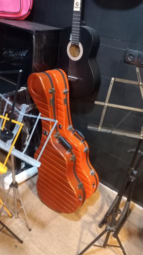 عکس فروشگاه لوازم موسیقی سازآوا