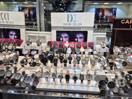 عکس فروشگاه و گالری ساعت لحظه به لحظه