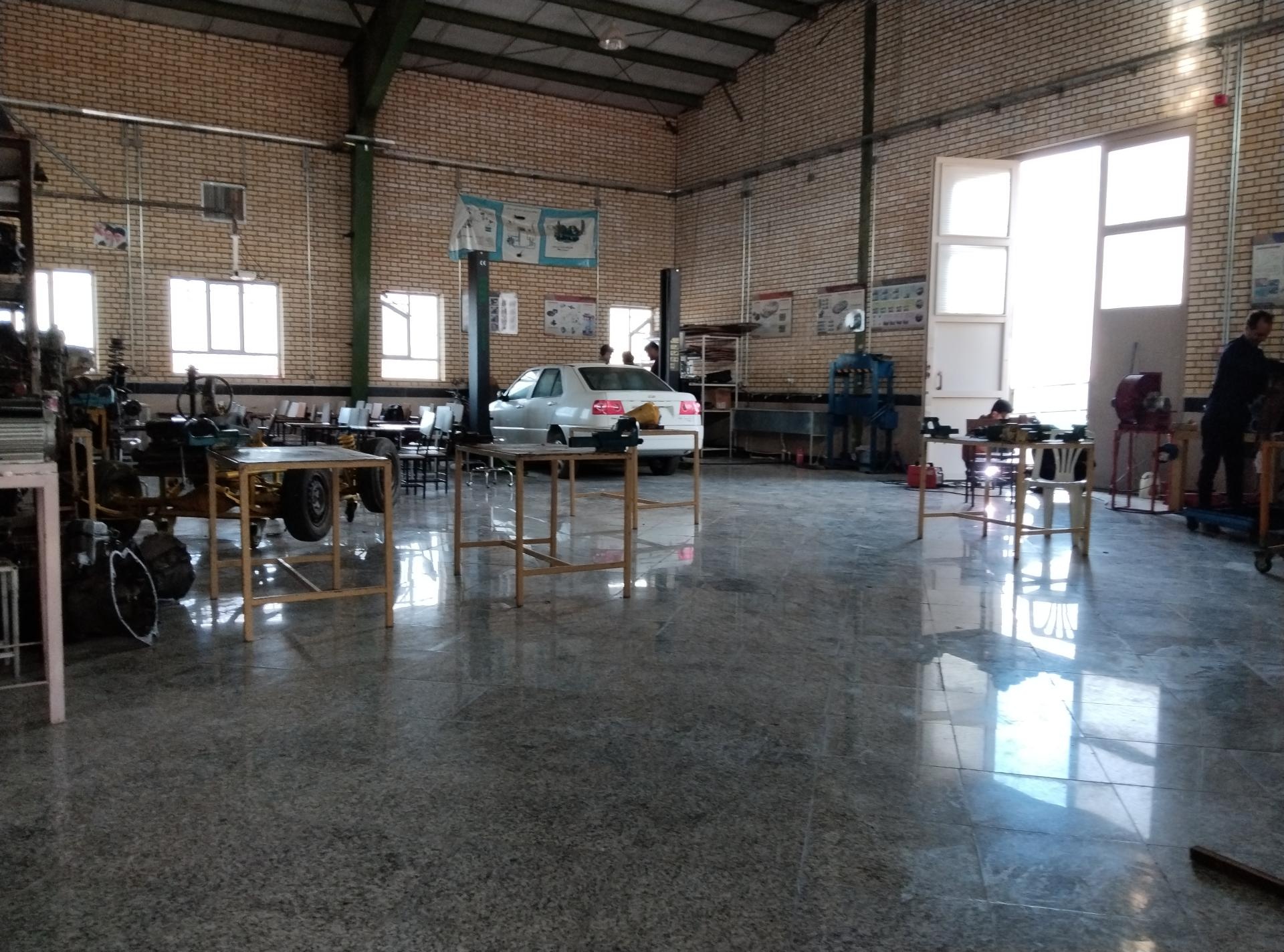 عکس کارگاه مکانیک و برق