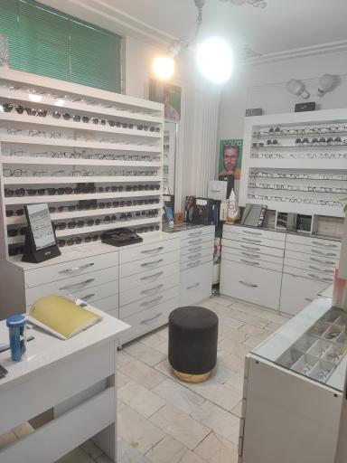 عکس معاینه چشم و عینک سازی چشمک