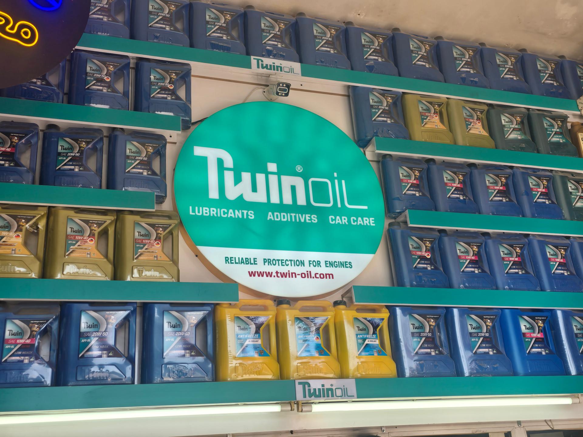 عکس تعویض روغن و خدمات لاستیک معروفی