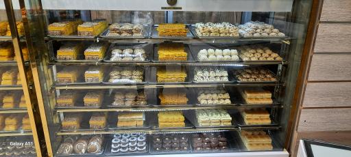 عکس قنادی بله برون