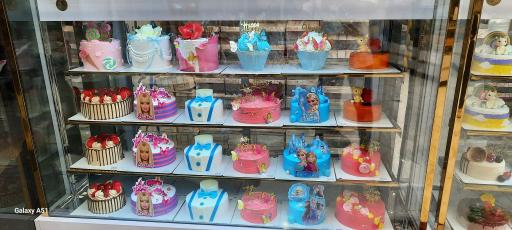 عکس قنادی بله برون