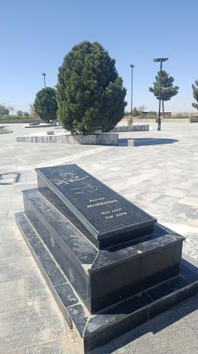 عکس آرامگاه پرویز مشکاتیان