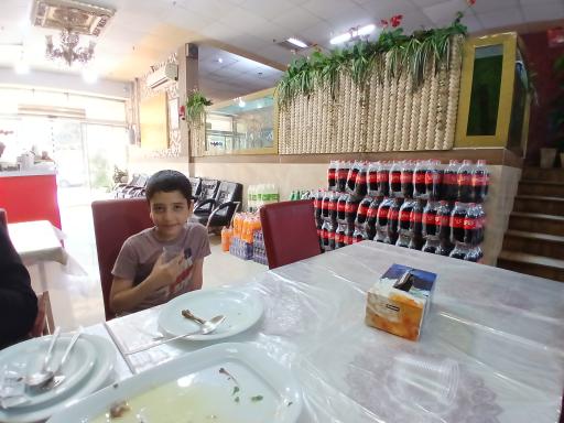 عکس رستوران و اکبر جوجه میزبان