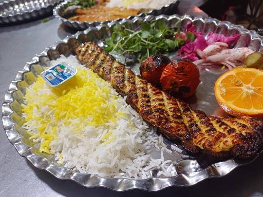 عکس باغچه رستوران سنتی آذری