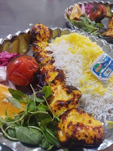 عکس باغچه رستوران سنتی آذری