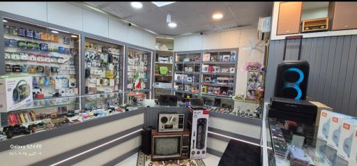 عکس کامپیوتر و موبایل معینی