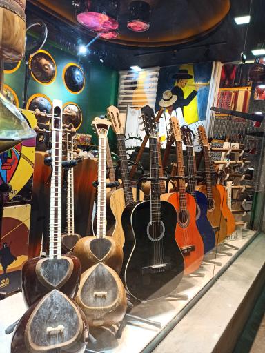 عکس فروشگاه لوازم موسیقی سازوچی