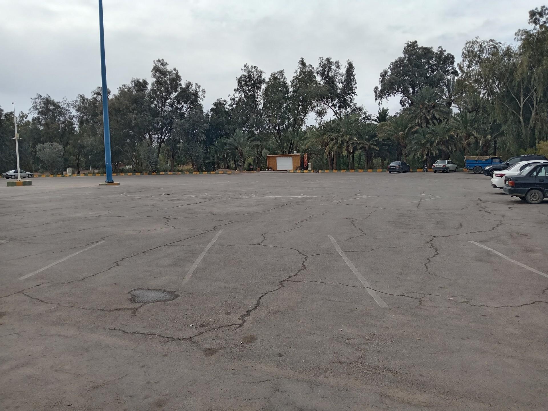 عکس پارکینگ خودرو دریاچه آهن شهر