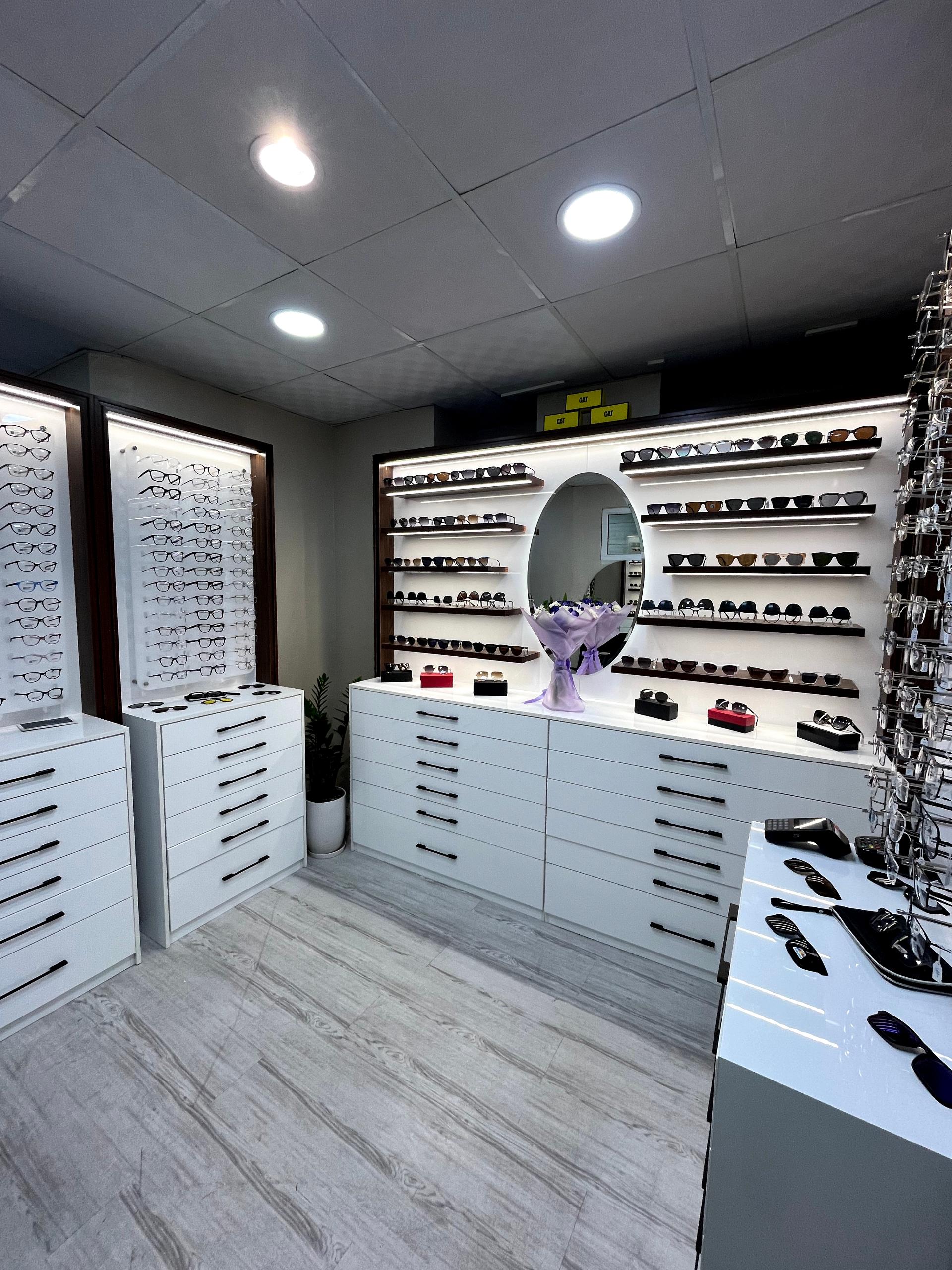 عکس اپتومتری و گالری عینک مهر