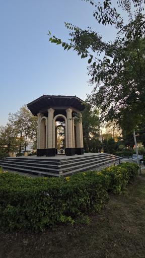 عکس آرامگاه دکتر محمد معین