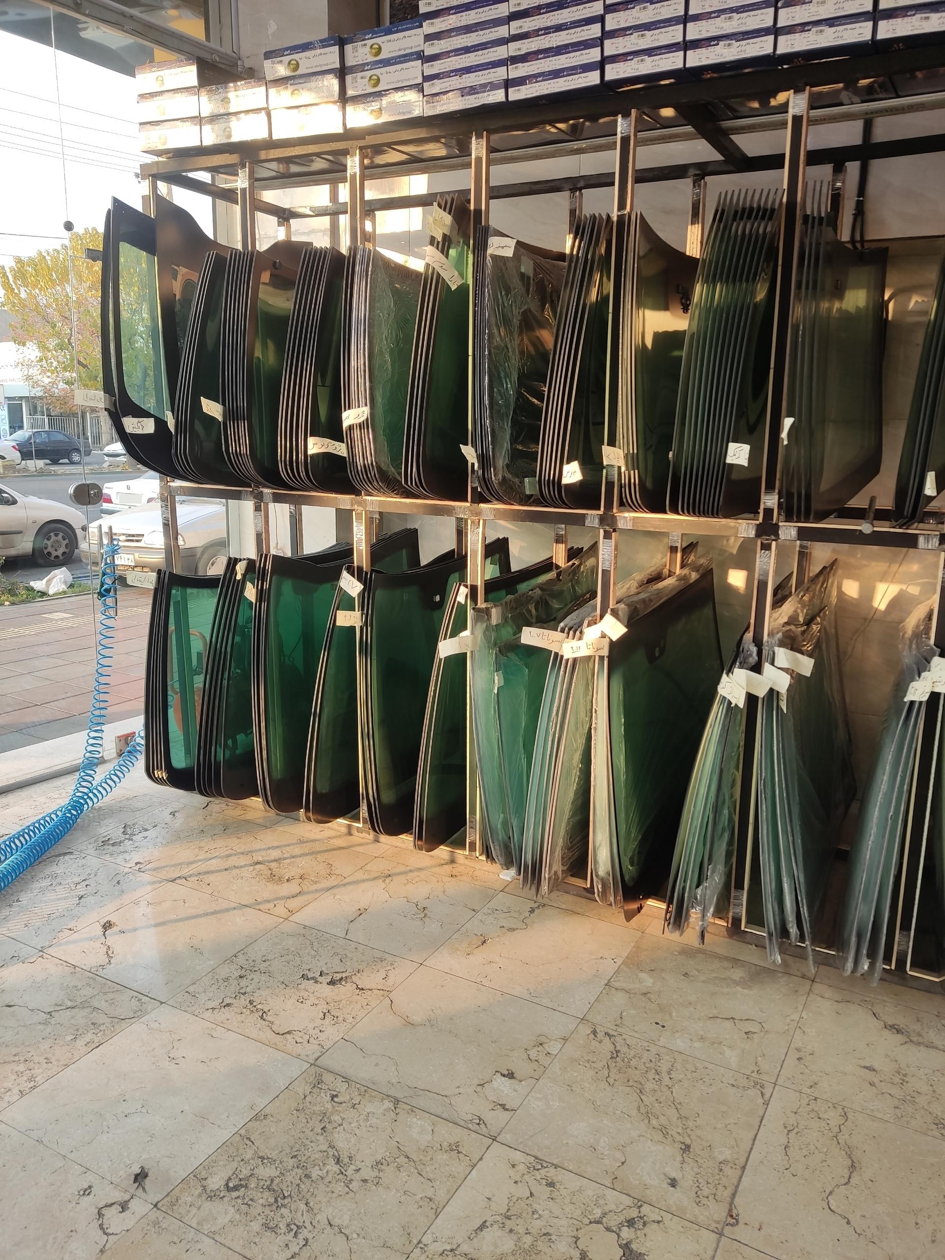 عکس شیشه اتومبیل امید