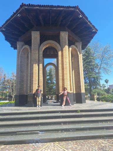 عکس آرامگاه دکتر محمد معین