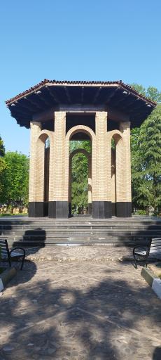 عکس آرامگاه دکتر محمد معین