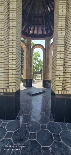 عکس آرامگاه دکتر محمد معین