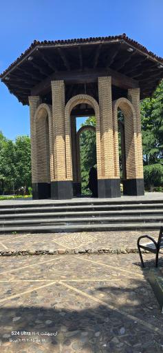 عکس آرامگاه دکتر محمد معین